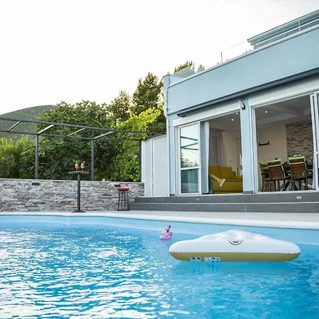 Zoe, Beautiful View,private Pool, Secured Parking Villa