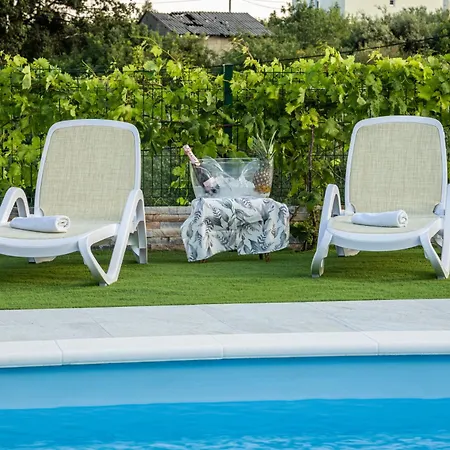 Villa Zoe, Beautiful View,private Pool, Secured Parking *