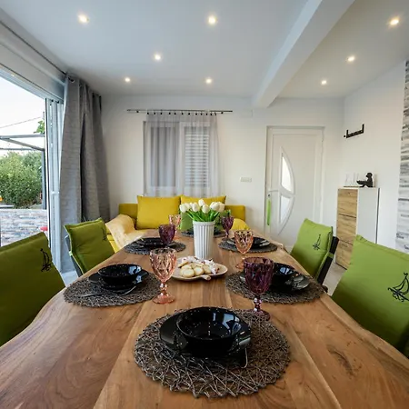 Zoe, Beautiful View,private Pool, Secured Parking *
