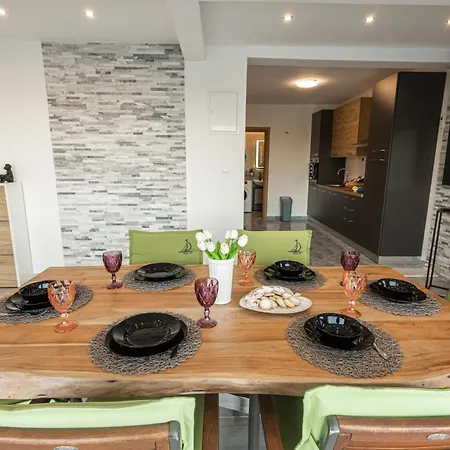 Zoe, Beautiful View,private Pool, Secured Parking * Kastel Novi
