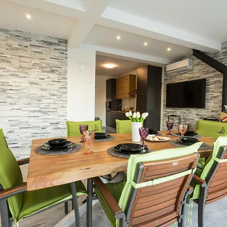 Zoe, Beautiful View,private Pool, Secured Parking *