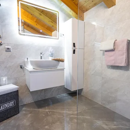 Villa Zoe, Beautiful View,private Pool, Secured Parking