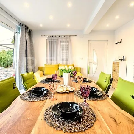 Zoe, Beautiful View,private Pool, Secured Parking Kaštel Novi