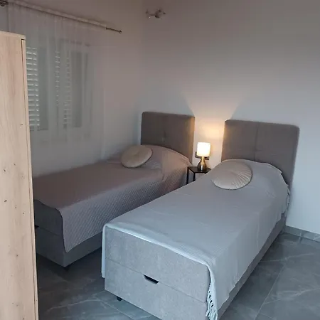 Zoe, Beautiful View,private Pool, Secured Parking *